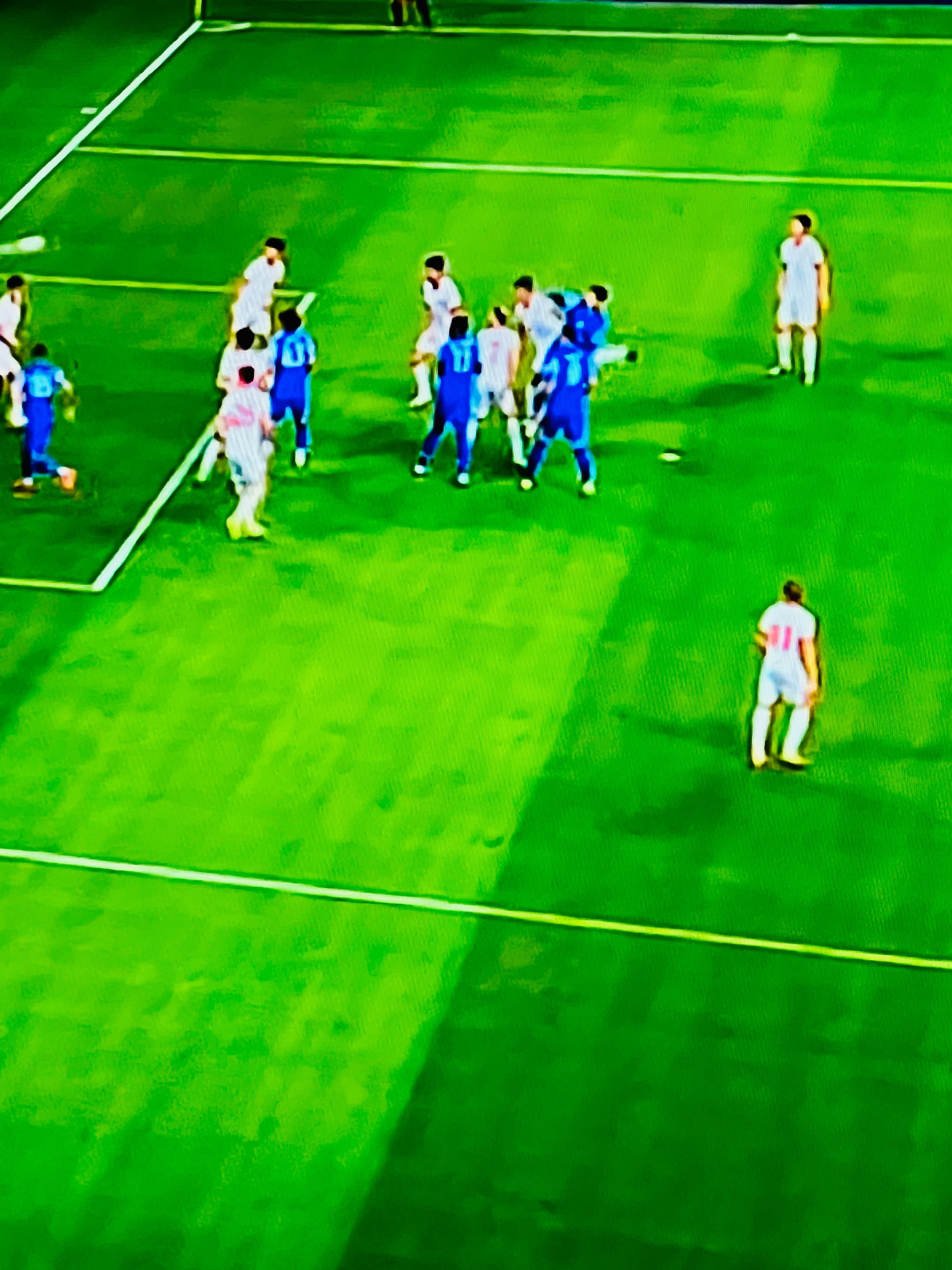 aiyouxi-足球比赛引发足球迷热烈讨论，球队拼尽全力 